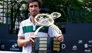 Pablo Cuevas conquista bicampeonato no Brasil Open com nona vitória seguida